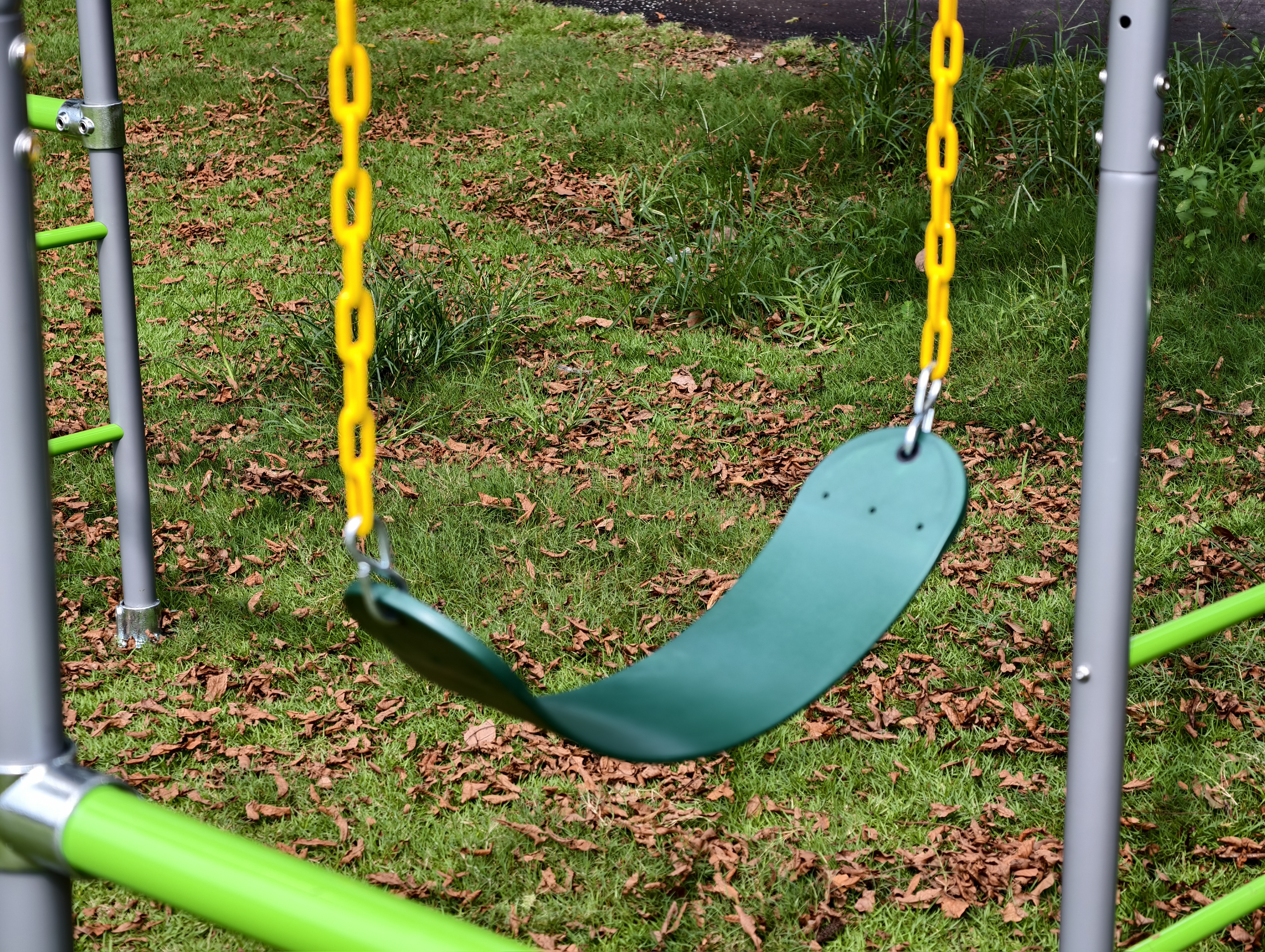 Kinderspielzeug-Schaukelset und Monkey Bar