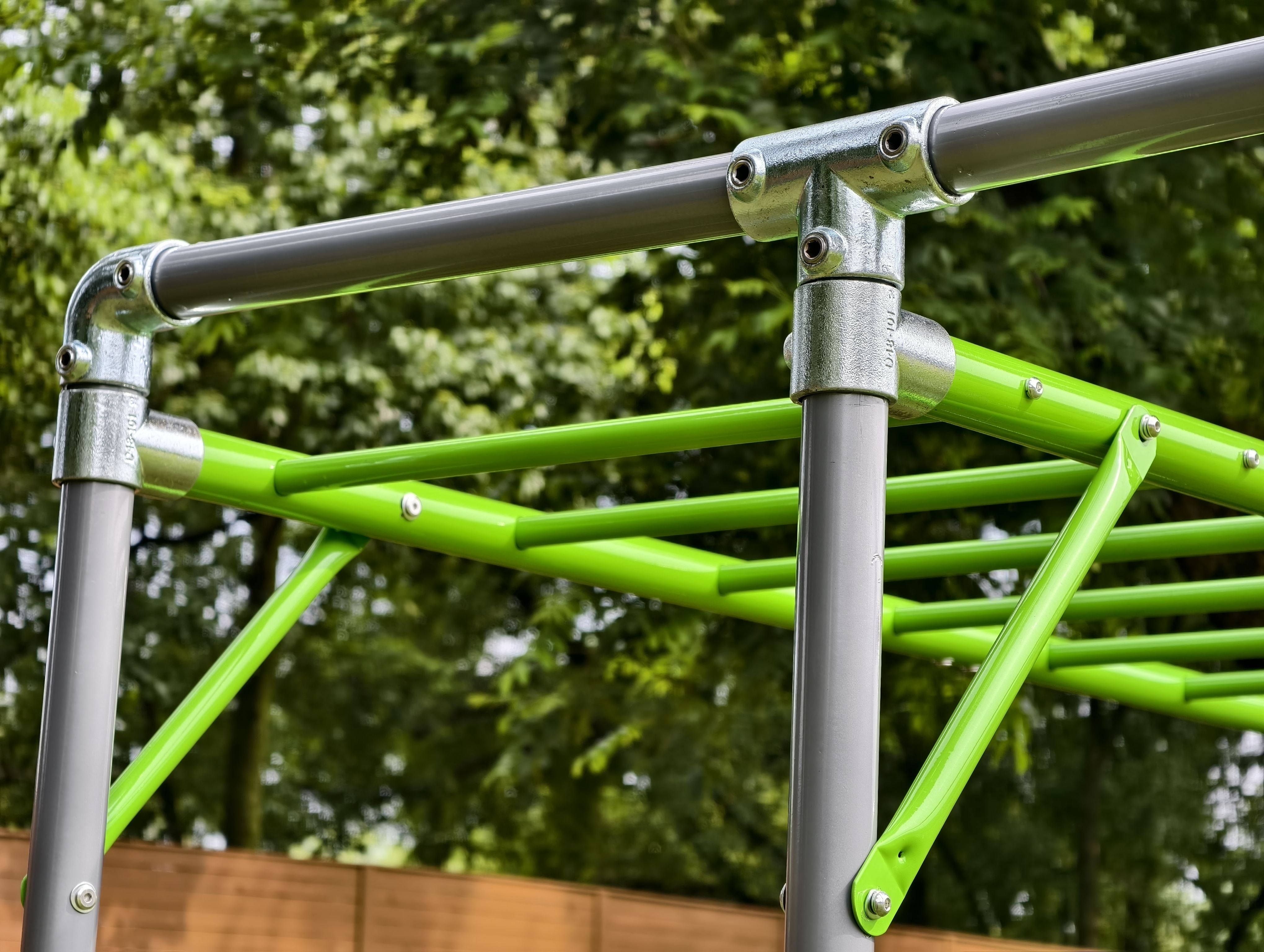 Kinderspielzeug-Schaukelset und Monkey Bar. 