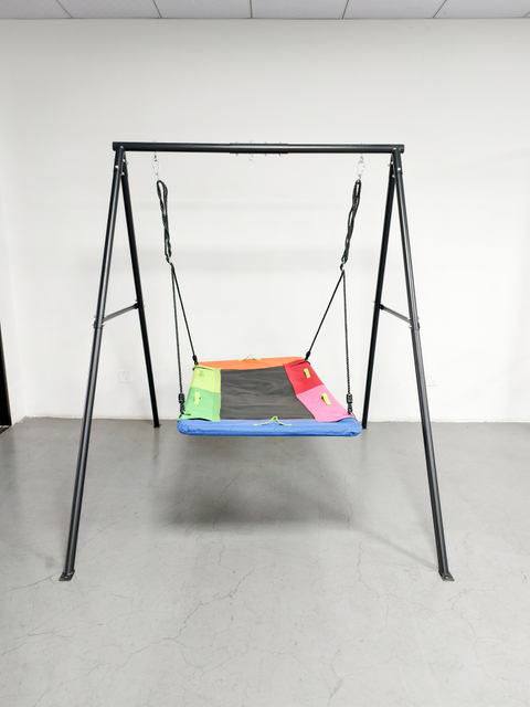 Schwarzes Schaukelset und lange Schaukel