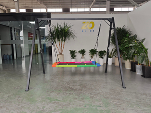 Schwarzes Schaukelset und lange Schaukel