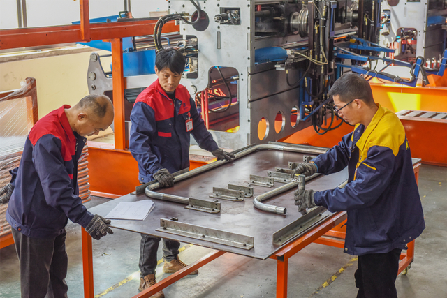 Facharbeiter, die Maschinen zur Herstellung personalisierter Trampoline-Designs bedienen