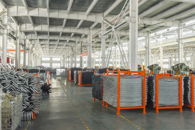 Fertiger Bestand an personalisierten Spielplatzger&auml;ten, bereit f&uuml;r den Private-Label-Versand