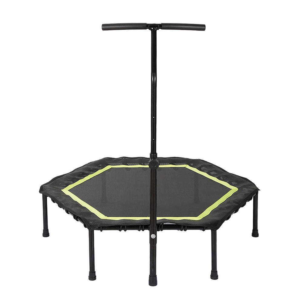 Richtige Haltung auf einem Fitness-Trampolin mit verstellbarem Griff