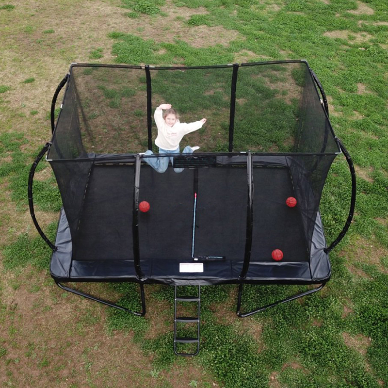 Bewertung der Bodenbedingungen im Garten f&uuml;r den Aufbau eines rechteckigen Trampolins im Freien